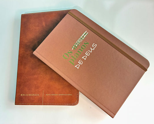 Kit Slim Luxo — Bíblia NVI Couro Marrom + Caderno Planner 'Os Planos de Deus'