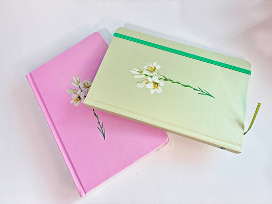 Kit Lírios — Bíblia + Caderno de Orações