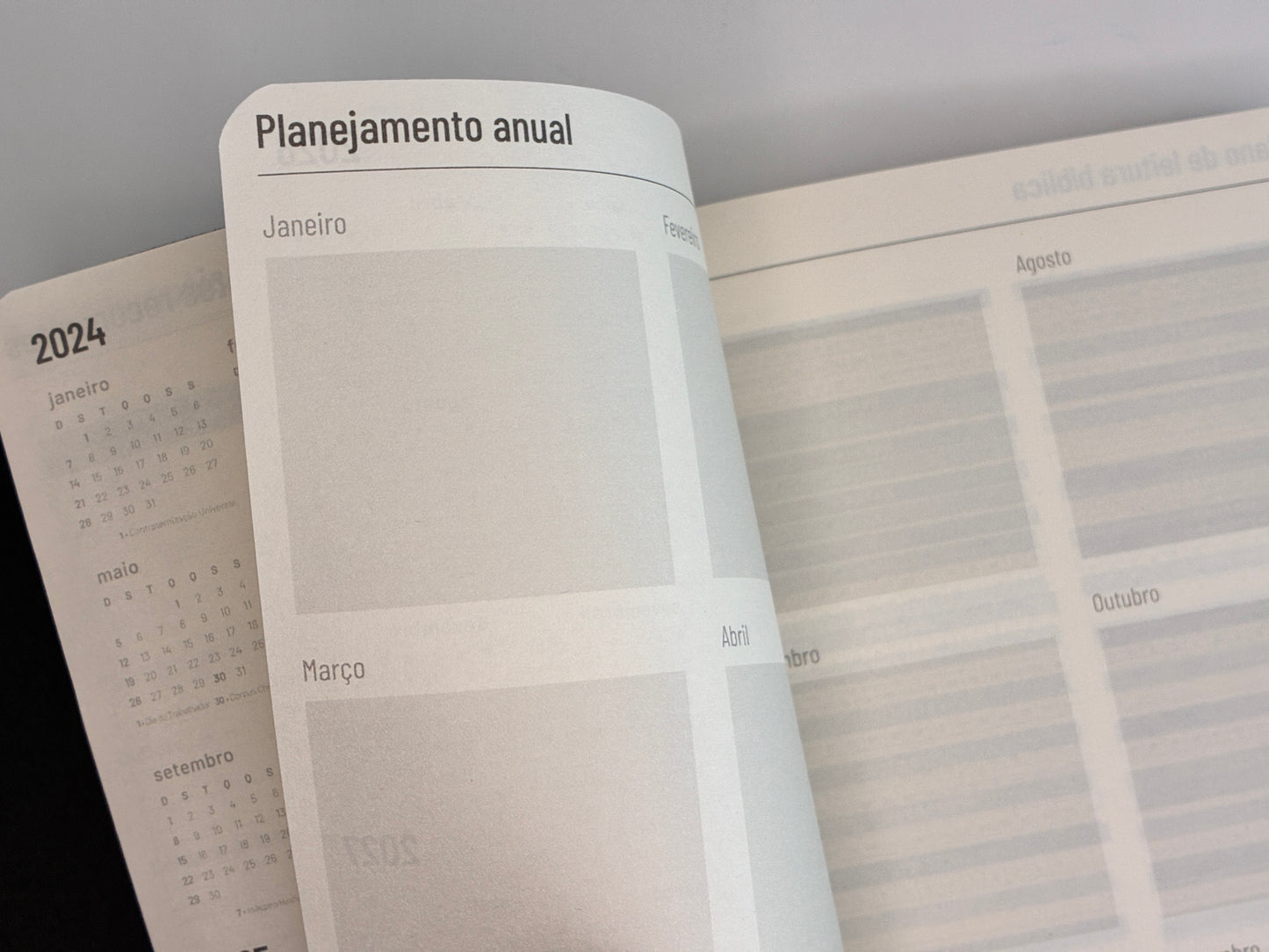 Kit Slim Luxo — Bíblia NVI Couro Marrom + Caderno Planner 'Os Planos de Deus'