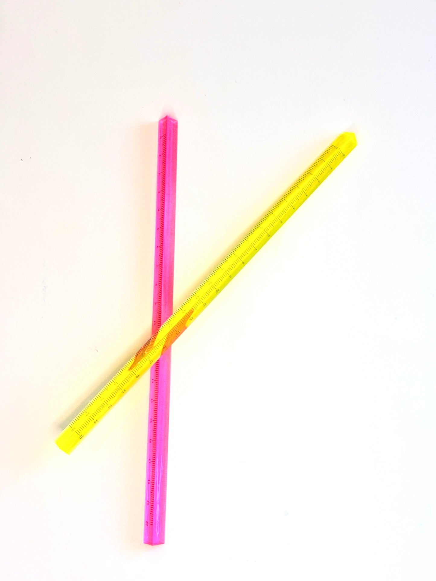 Régua Triangular Neon – Translúcida