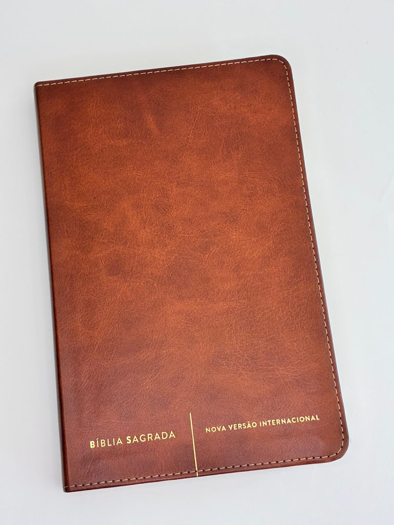 Kit Slim Luxo — Bíblia NVI Couro Marrom + Caderno Planner 'Os Planos de Deus'